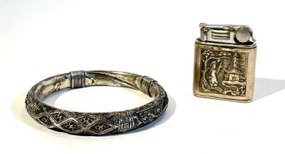 Indochine. Bracelet en métal argentifère à décor ciselé de d…