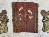 trois œuvres d'art posées sur une table