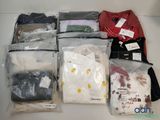 de nombreux sacs de vêtements posés sur une table