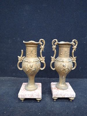 deux vases posés sur une table