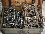 un coffre en bois rempli de chaînes et de crochets