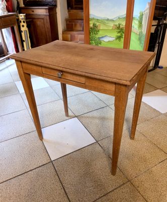 une petite table sur laquelle est posé un tableau, dans une pièce