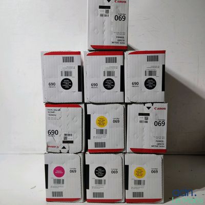 des cartons empilés les uns sur les autres et portant des étiquettes