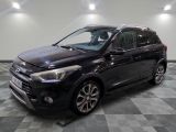 La Ford Kuga noire est garée sur un sol à damier.