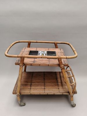 une photo d'une table en bois sur laquelle est posé un porte-revues