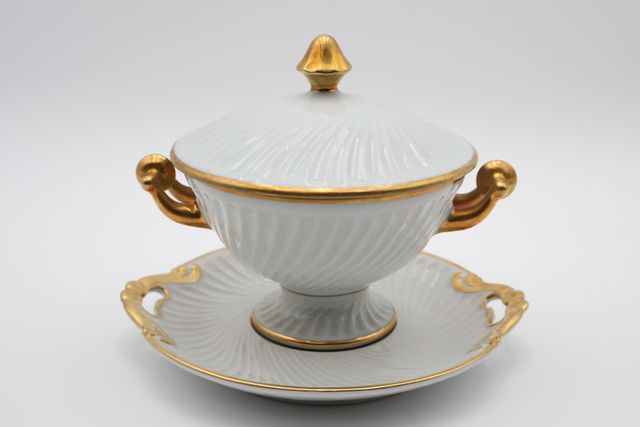 LIMOGES R Leclair - Bouillon en porcelaine à décor de liseré doré...