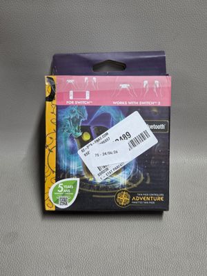 un gros plan sur une boîte sur laquelle est posé un ticket