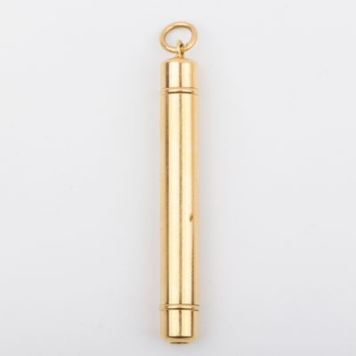 un pendentif doré en forme de balle sur fond blanc