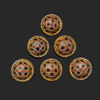 cinq boutons en verre de couleur or et corail sur fond noir