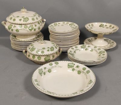 un ensemble d'assiettes et de bols verts et blancs posés sur une table