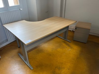 Bureau plat avec leger retour, dessus en mélaminé clair (120…