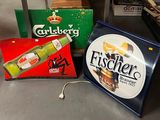 deux caisses de bière et une bouteille de bière posées sur une table