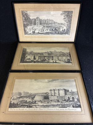 deux photos encadrées représentant un train, exposées dans une vitrine