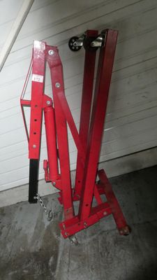 une photo montrant un valet de pique rouge posé contre un mur blanc