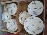 plusieurs assiettes dans une boîte, ornées de fleurs bleues