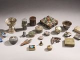 a lot of small objects that are sitting on a table