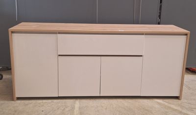 une armoire blanche à deux tiroirs avec un plateau en bois