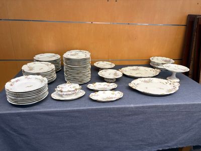 de nombreuses assiettes et bols posés sur une table recouverte d'une nappe bleue