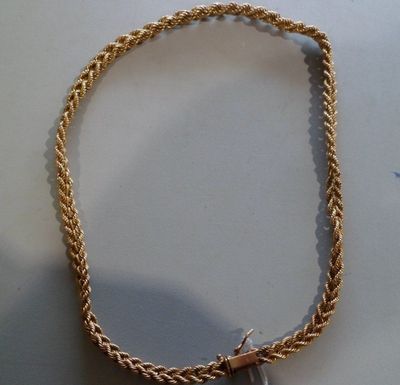 collier plaqué or orné d'une breloque en forme de cœur, monté sur une chaîne plaquée or