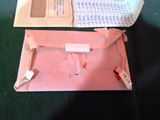 un morceau de papier qui a été découpé en petits morceaux de papier