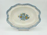 une assiette blanche décorée de fleurs bleues et jaunes