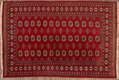 un tapis rouge orné d'un médaillon