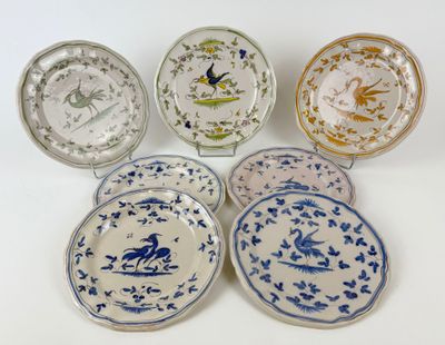 six assiettes bleues et blanches ornées d'oiseaux et de fleurs