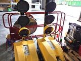 deux scooters jaunes garés l'un à côté de l'autre dans un garage
