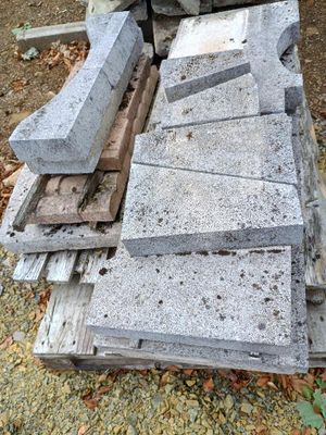 un tas de briques posé par terre à côté d'un tas de bois