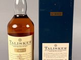 le whisky single malt Taliskr dans une boîte bleue, à côté d'une boîte bleue