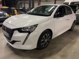 une voiture blanche garée dans un garage, avec d'autres voitures en arrière-plan