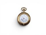 une montre de poche ancienne avec des chiffres romains sur le cadran