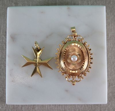 deux bijoux posés sur une plaque de marbre