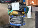une pile de bagages posée par terre à côté d'une table