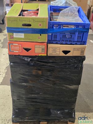 une pile de cartons posée sur une palette dans un entrepôt