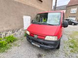une camionnette rouge garée devant un immeuble