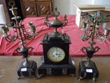 une table sur laquelle sont posées plusieurs horloges différentes