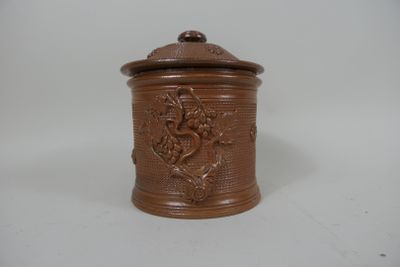 Pot à tabac couvert en grès à glaçure brune à décor de vigne…