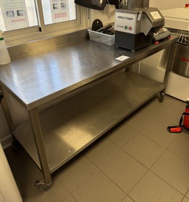 une table en acier inoxydable dans une cuisine professionnelle