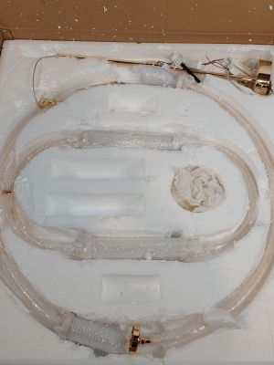 une photo d'une boîte contenant des toilettes