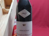 une bouteille de vin posée à côté d'une caisse en bois