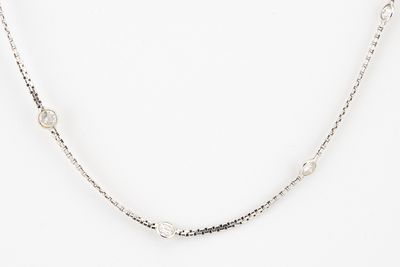 Collier en argent sterling orné de perles et de diamants sur fond blanc