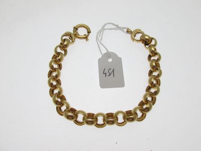 Gros plan sur un bracelet en or portant une étiquette