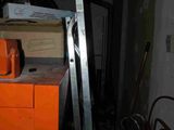 une armoire orange au milieu d'une pièce, avec une échelle