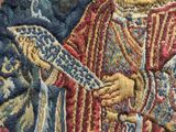 une image montrant un gros plan d'une tapisserie représentant un homme tenant une épée
