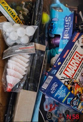 une boîte remplie de jouets et d'autres objets qui s'y trouvent