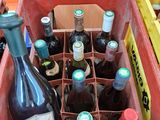 plusieurs bouteilles de vin dans une caisse rouge