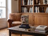 une table basse sur laquelle sont posés des livres, dans un salon