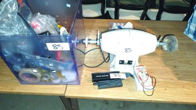 une table sur laquelle se trouvent de nombreux appareils électroniques