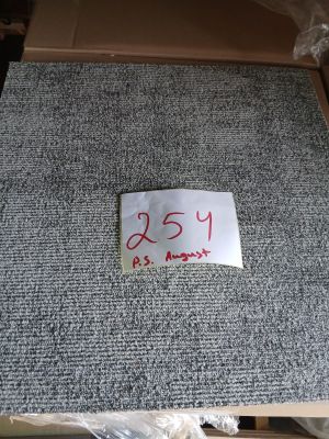 un gros plan sur un morceau de tissu sur lequel est accrochée une étiquette de prix